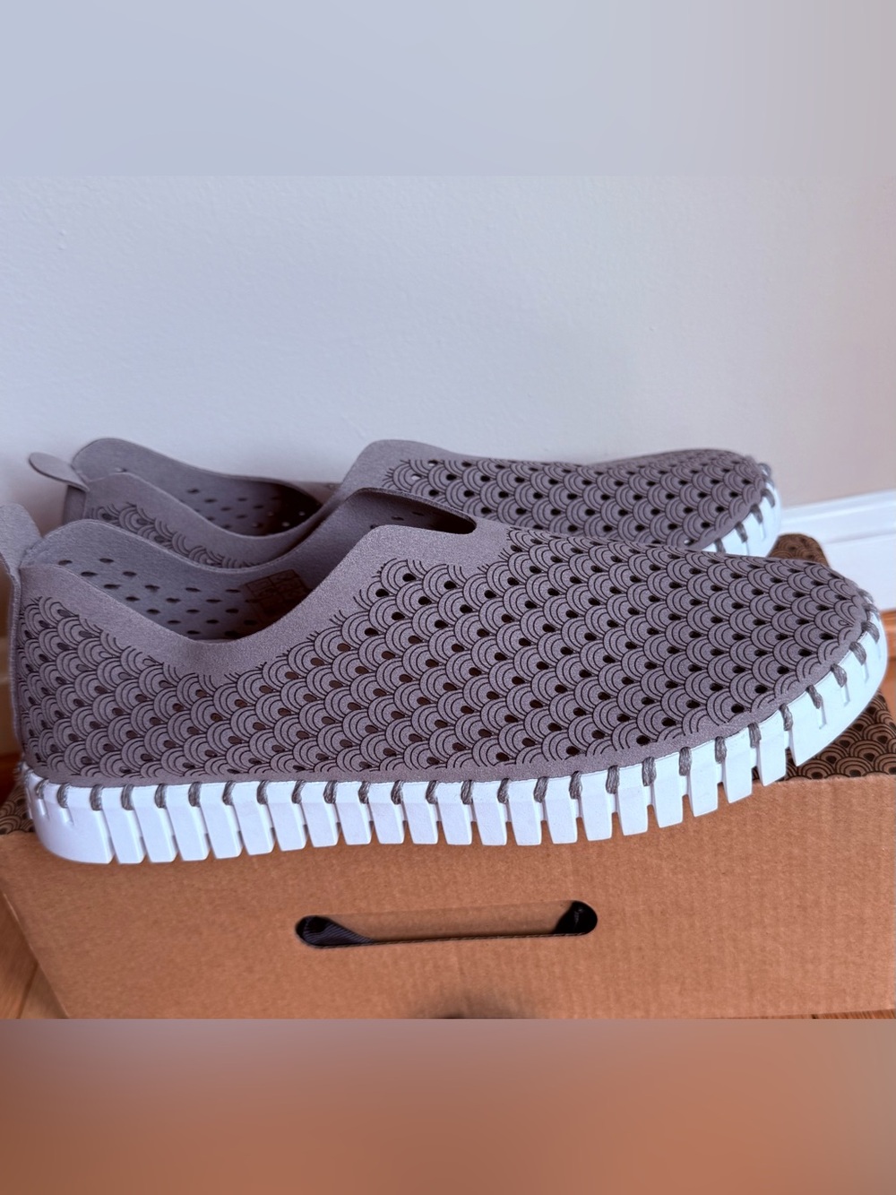 Ilse Jacobsen Hornbaek Tulip Slip-On Sneakers with White Soles Size 39/8-8.5